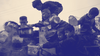 صورة غزة تتضور جوعًا: كيف حوّل حصار 2025 الطعام إلى سلاح؟